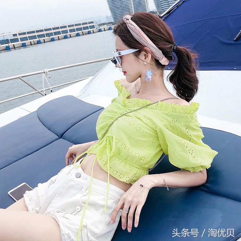 清凉一夏的度假装扮,秀出迷人的小蛮腰,玩转出性感女人味