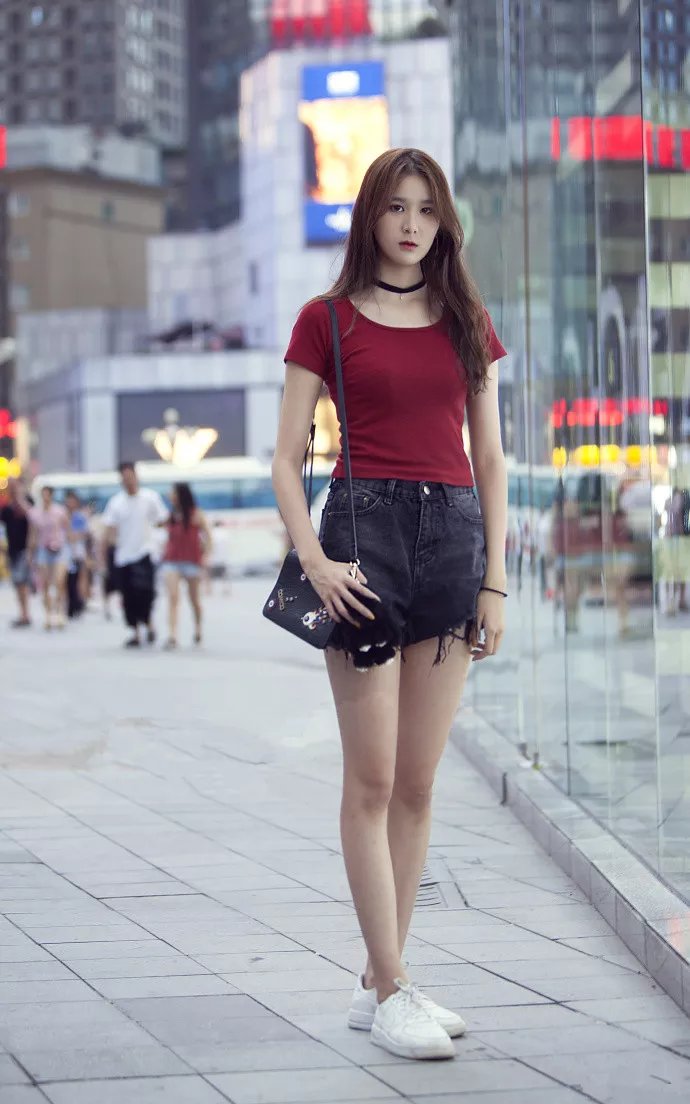 路人街拍：漂亮的小姐姐，一身吊带小短裙，绽放出优雅的魅力