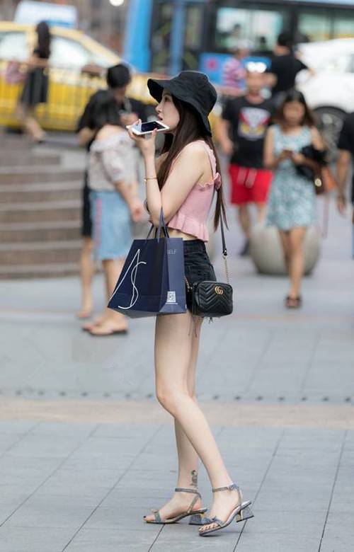 街拍，靓丽小姐姐穿长裙和高跟鞋相得益彰，美得令人移不开眼