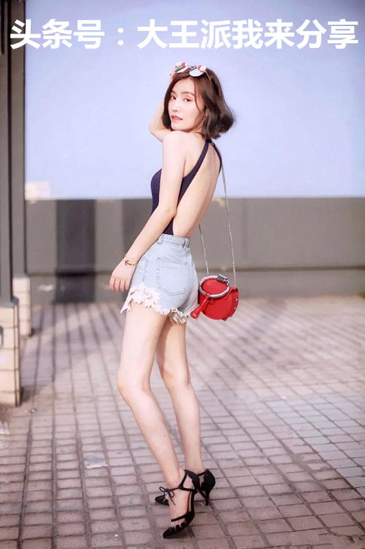 时尚街拍:热裤美女穿在身，好身材一览无遗