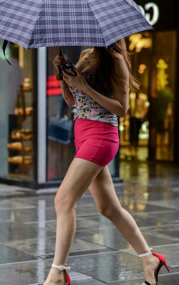 气质小姐姐红色包臀裙穿出丰腴肥硕臀线，好身材走起来很是带感