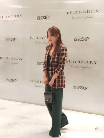 赵薇一夜爆瘦，机场里我差点没认出来！