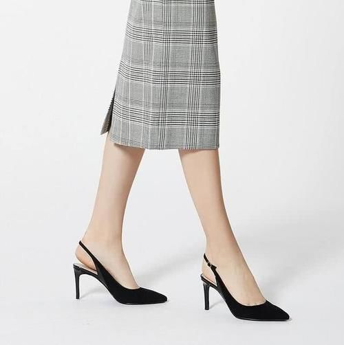 小猫跟后空凉鞋,性感的尖头设计,勾勒出纤细的脚背线条