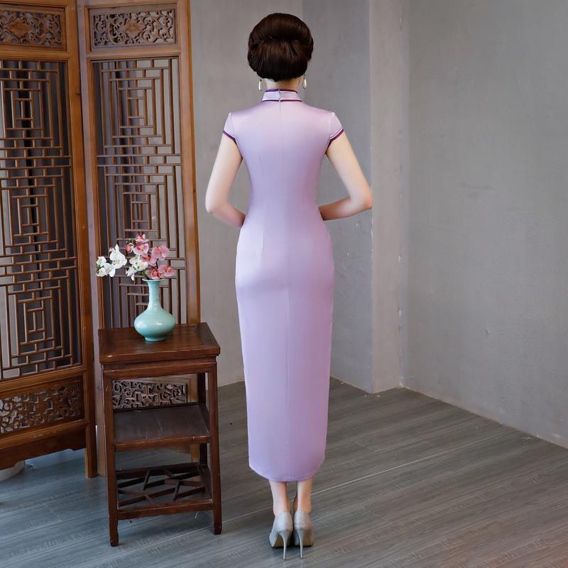 有一种裙叫“旗袍”，比牛仔裙凉快，比套装洋气，国色天香女人味