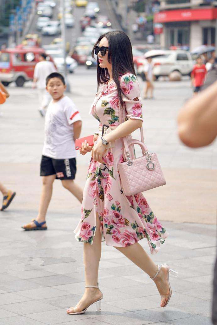 街拍: 紧身衣凸显火爆身材, 微胖的小姐姐你喜欢吗