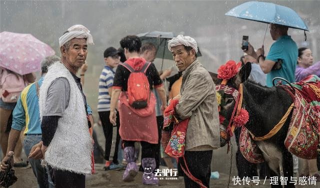 黄河瀑布边上的老汉牵毛驴给游客拍照，被拒绝也报以微笑