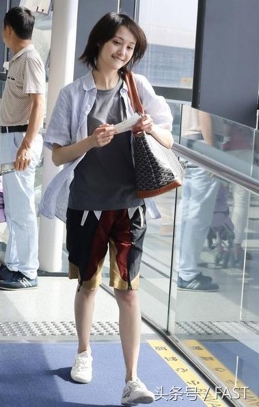 接地气只服郑爽!半截身都埋在土里了，网友:我奶奶都不会这么穿