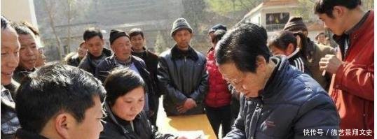 两周后，村干部会竟挨家收取1笔费用，每户900元，农民要准备好钱