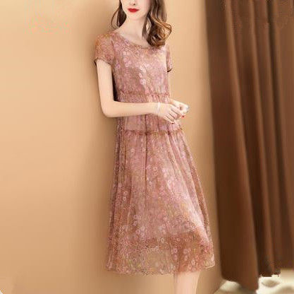 短裤套装虽凉快,但没气质,不妨穿一身碎花系裙子,优雅得刚刚好