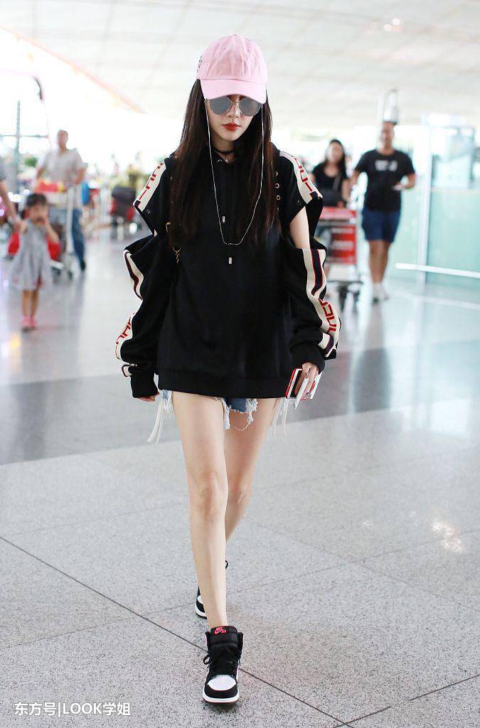 李小璐为了赶时髦，卫衣剪个洞却被吐槽裤子太破，网友：真会玩