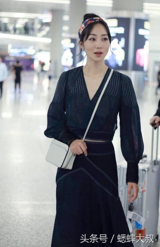 不老女神韩雪机场惊艳亮相，高腰包臀裙凸显女人味