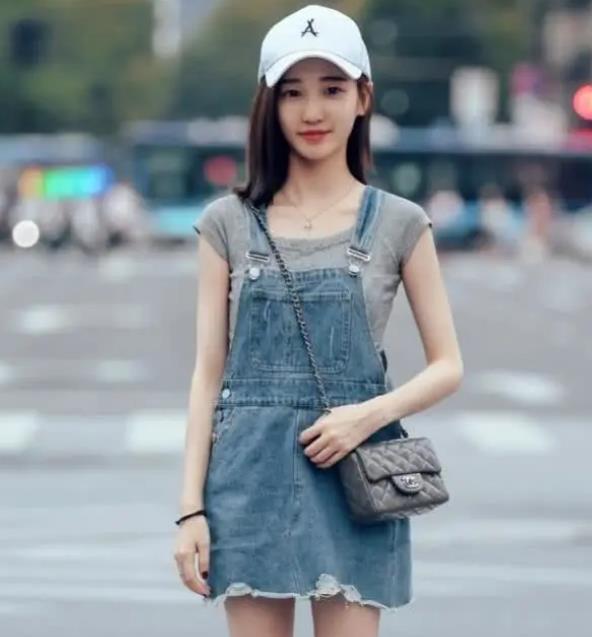  #气质#街拍：身材高挑的小姐姐，一件黑色的连衣裙，优雅气质女神魅力