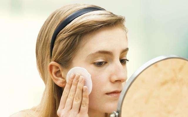  『眼霜』女人涂眼霜的正确顺序是什么？多数女生都弄错，难怪用了没效果