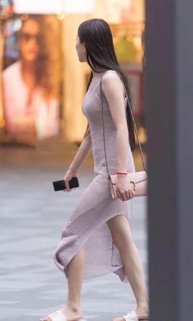 街拍美女:超有气质的白富美，连衣裙下性感S曲线堪称完美
