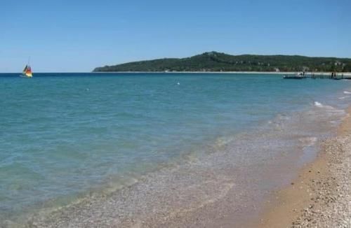 北美五大湖唯一全部属于美国的湖泊，湖面之大看起来就像大海