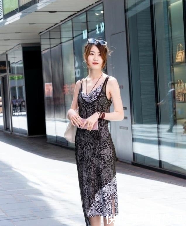 『优雅』美女街拍身材修长的小姐姐,紧身裙穿搭,展现成熟魅力