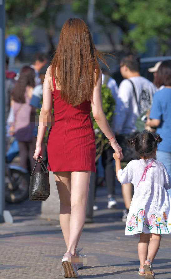 32岁纹身少妇身穿红色吊带超短裙与三岁女儿幸福出街，风韵犹存很