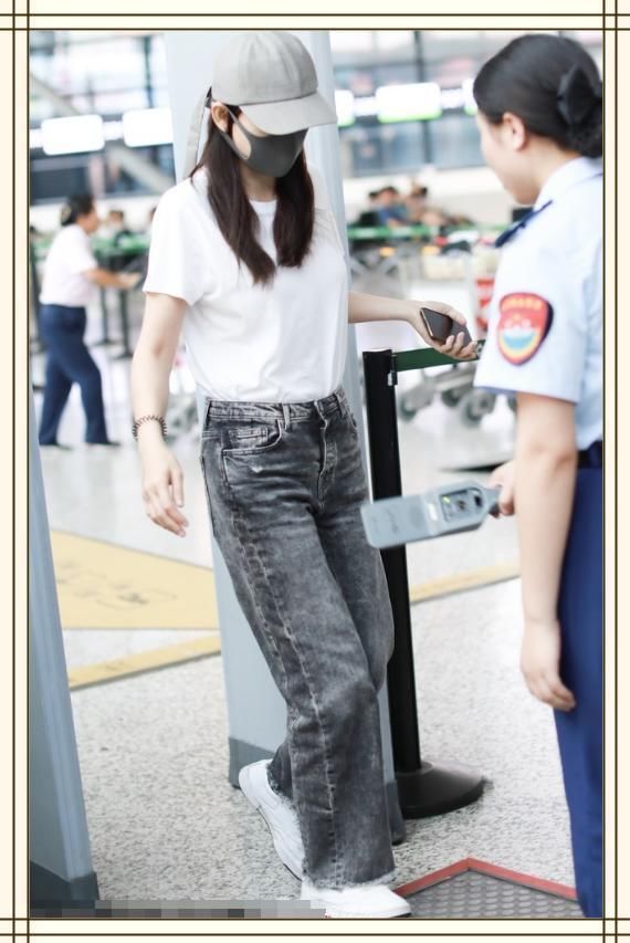 陈乔恩现身机场，竟穿了条80年代的牛仔裤，网友:我妈都不穿了