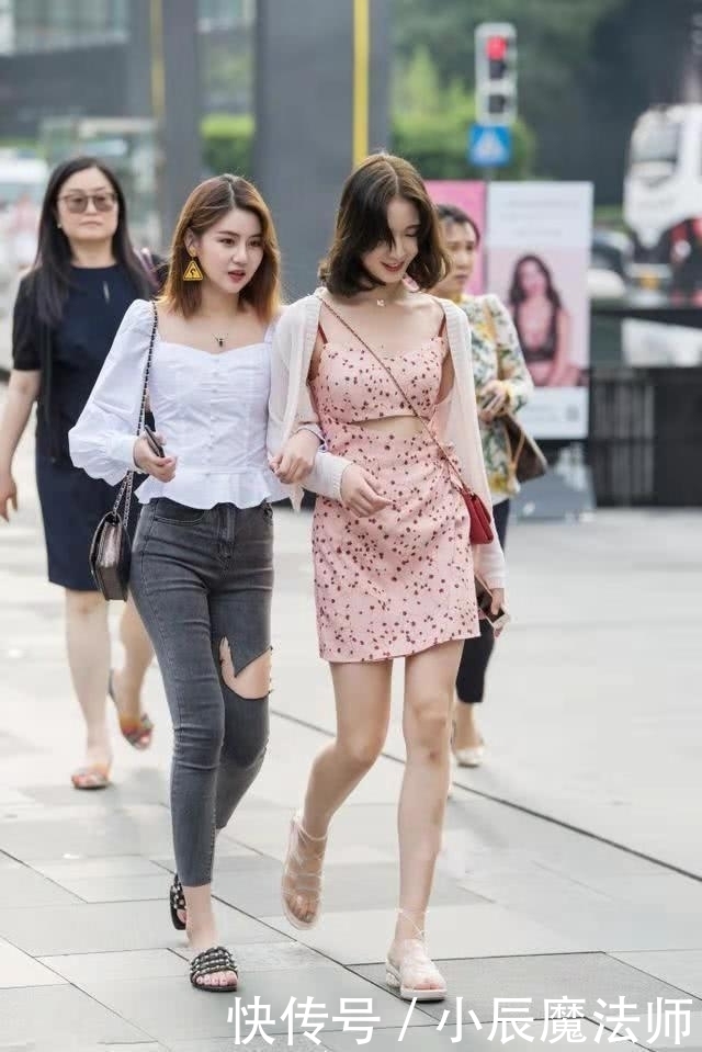 「短袖」路人街拍,靓女搭配简单的短袖上衣,秀出性感小蛮腰