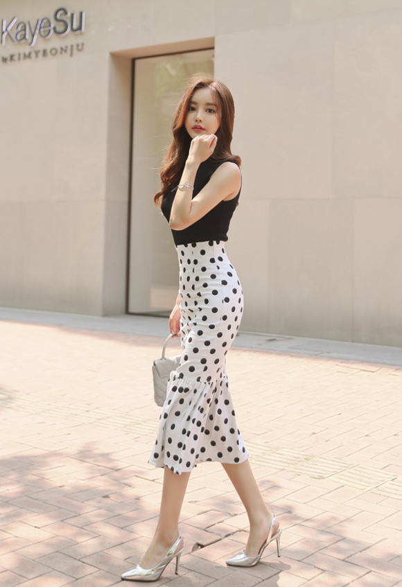 女神孙允珠，玄武岩黑磨牛奶波点无袖套裙