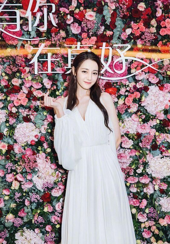 看了baby的小白裙，再看看热巴，才知道身材和气质哪个更重要!