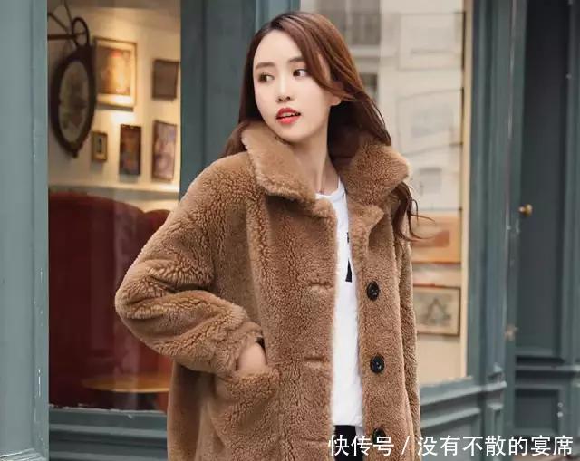 『舒适』羽绒服已经过时了!今冬时兴“羊羔毛外套”,减龄保暖又显瘦!
