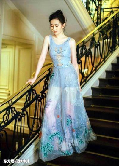 刘亦菲太拼了！为秀好身材不惜暴露大象腿，网友：牛仔裤都撑破了