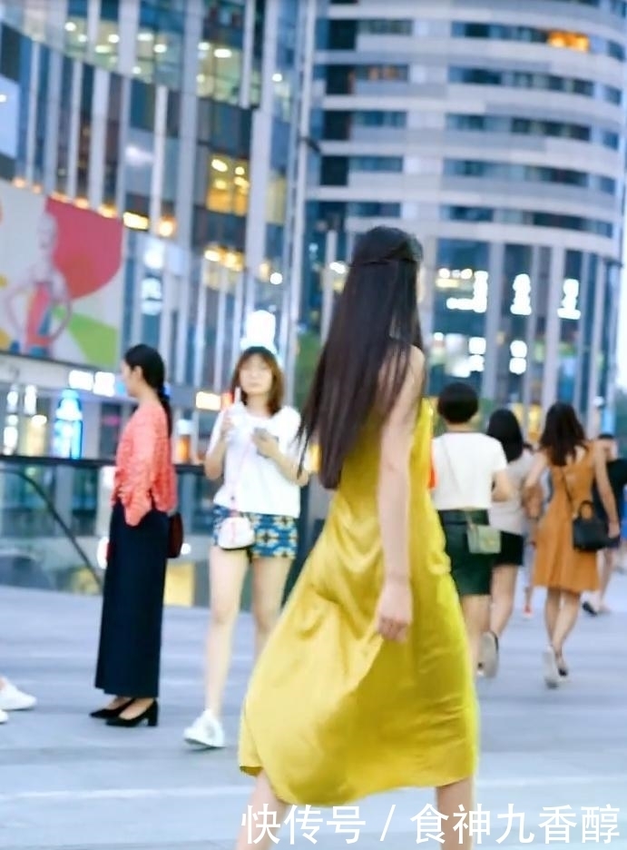  哥哥■美女撩裙子是什么意思，看到喜欢的小哥哥了吗？
