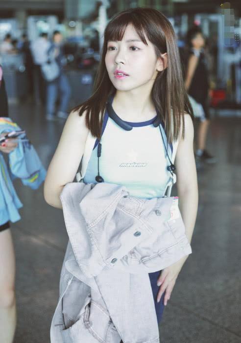 赖美云现机场高调“炫腹”，不料露出赘肉引尴尬，连外套都遮不住