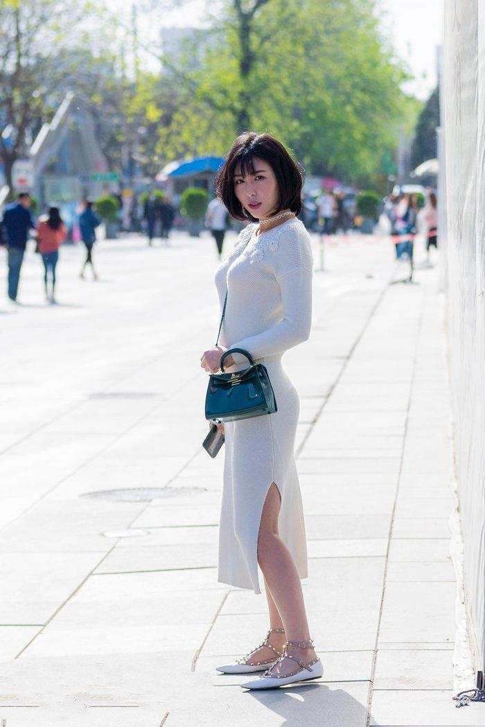 街拍: 窈窕的美女, 白色连衣裙穿得婀娜多姿, 透露着纯洁美感