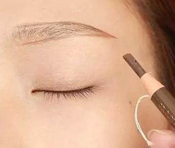 世上没有丑女人，只有懒女人!学会这几个淡妆小妙招，5秒变美女