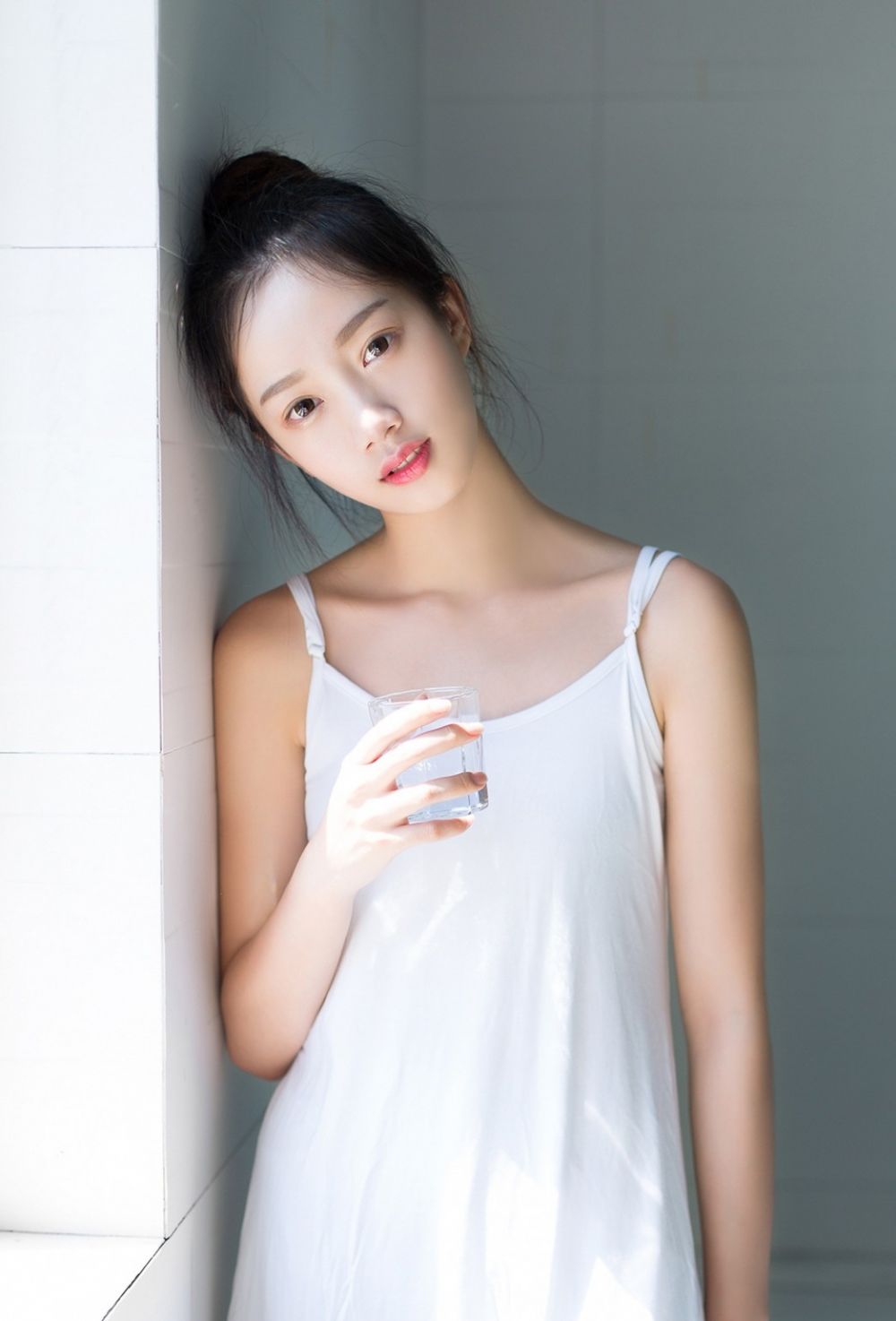 丸子头少女白嫩肌肤私房小清新写真