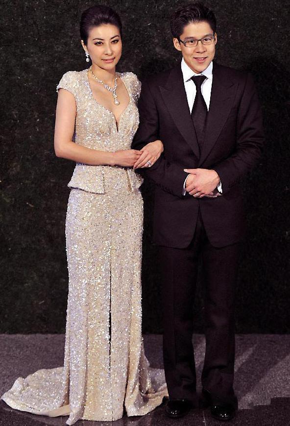 她老公身家几百亿，她却拎几百块的手提袋，来看看她独特的时尚观