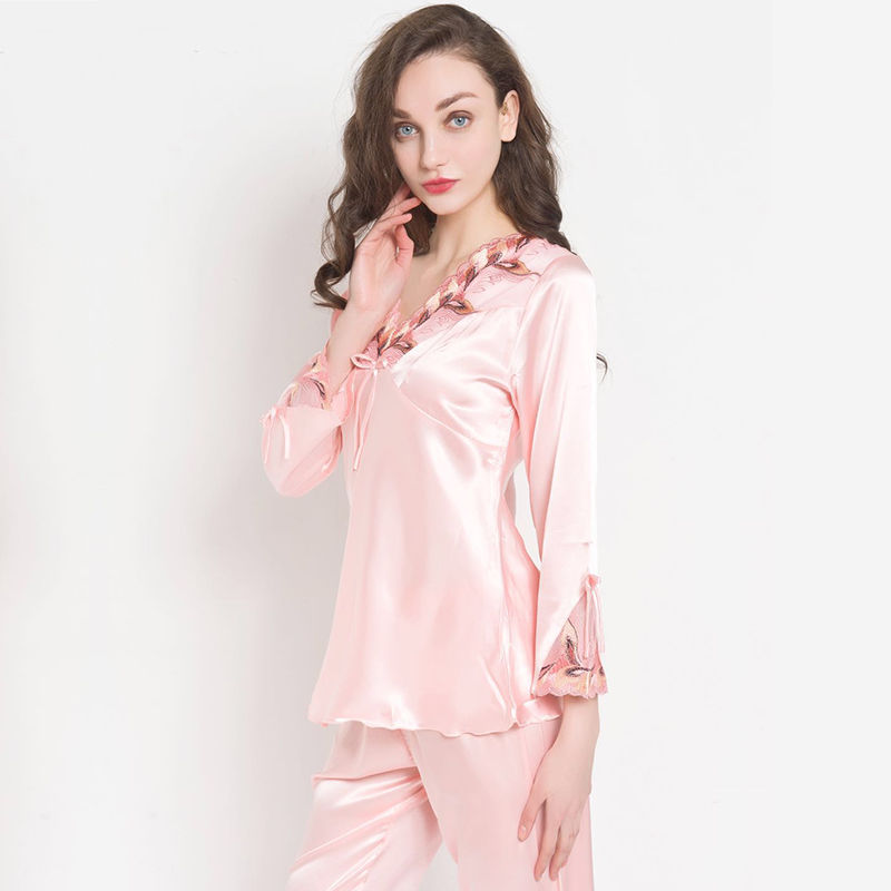 现下流行这样的睡衣，很有女人味，迷人更让人心动