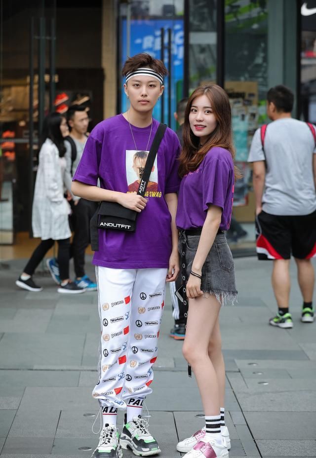 街拍:小姐姐高贵秀丽白嫩肌肤，美腿很是迷人!