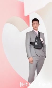 【夫妇】霍思燕夫妇为情人节拍照,穿白色连衣裙秀身材,杜江把铁锁当项链