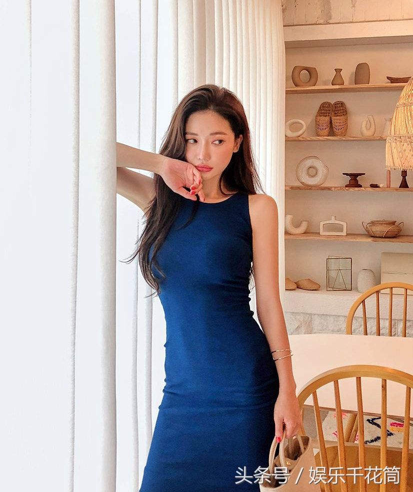 蓝裙长发才是美的标准，加上手上的包包，简直是走在时尚的前端