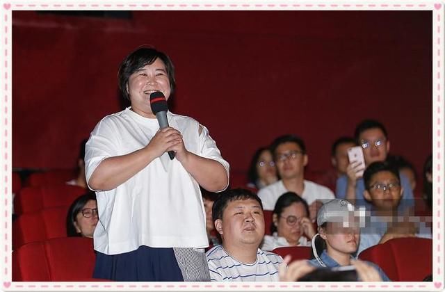 当160斤贾玲与86斤唐嫣同穿T恤衫，网友直呼：就算没胸我也要减肥