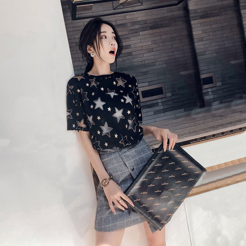 不够一米6的媳妇,出门从不穿牛仔裤,她穿小个子套装,显嫩显高