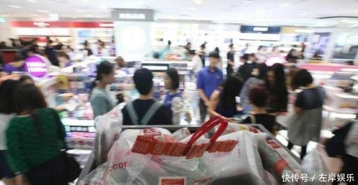 中国游客刚在韩国大出血, 回国机场就被罚3万, 网友: 大快人心