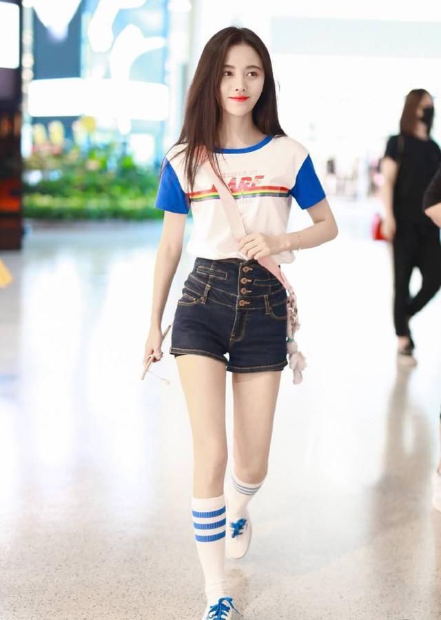 鞠婧祎机场终于好好穿裤子了，76斤“秒变”86斤，早就该这样穿