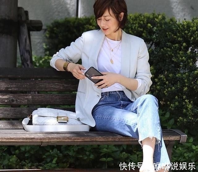  「日本」抗老可以用“穿”来应对，50岁日本模特富冈佳子用行动完美诠释