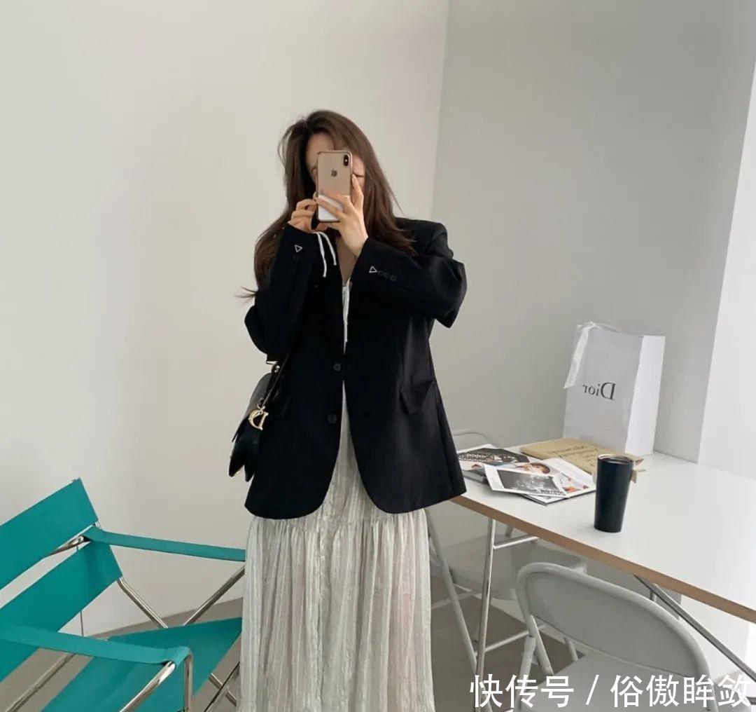 #出门#短西装外套+裙子搭配，出门踏青这样穿，美得路人都侧目