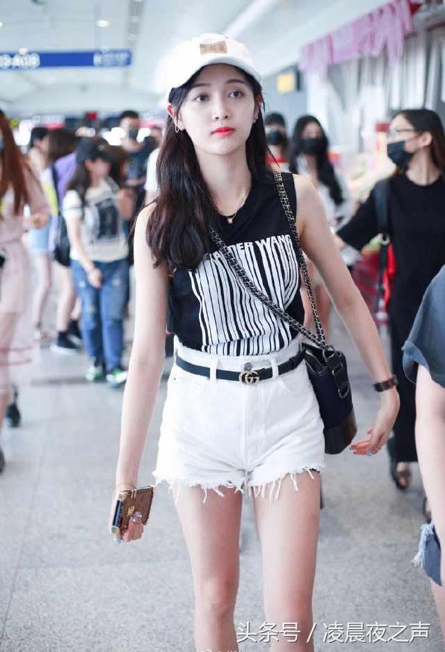 吴宣仪白色短裤太紧成倒三角，网友：那黑色露出来的是什么东西