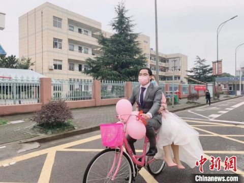  「黄旭栋」宁波28对抗疫青年进行集体婚礼：让浪漫爱情更添坚韧