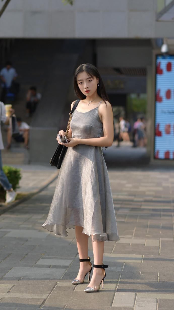 清凉一夏:街拍时尚裙装美女，第三张吊带装能把你看舒服