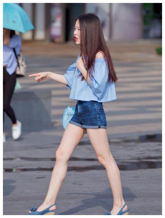 街拍：图四穿开叉裙上阵，“女王”般的气场，吸引他人眼光！