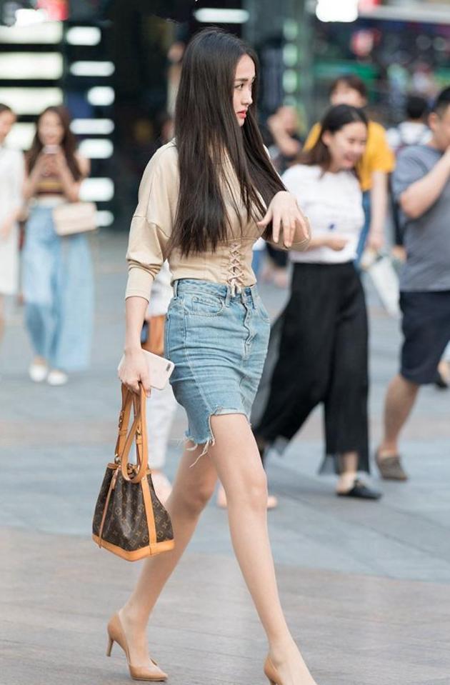 身形苗条的女生, 休闲又紧致修身的打扮, 满满是回头率