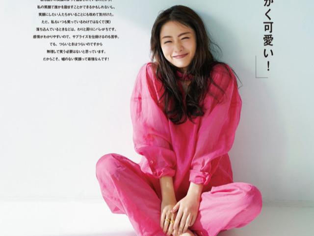  『小黑裙』初夏到了别乱穿!2套最美的“搭配灵感”送给你,满足你的时尚欲