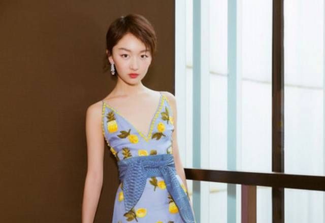 平胸女孩穿衣服简直太美了!那大胸姑娘到底该怎么办?